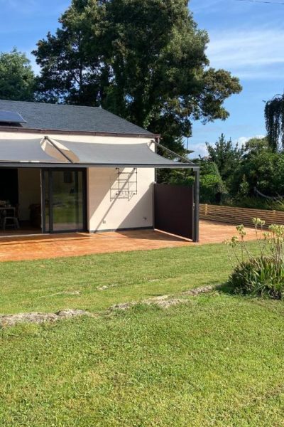 Jardin y aparcamiento